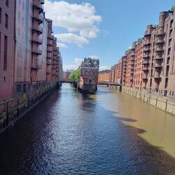 hinten links die Elbphilharmonie
