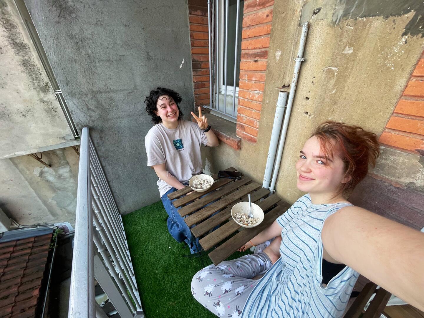 Balcony breakfast (featuring our good friend, bedhead)