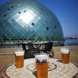 Die charmanten Boys bekommen schon vor Öffnung n Asahi