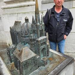 Links ein Modell vom Aachener Dom, rechts Jan in Originalgrösse