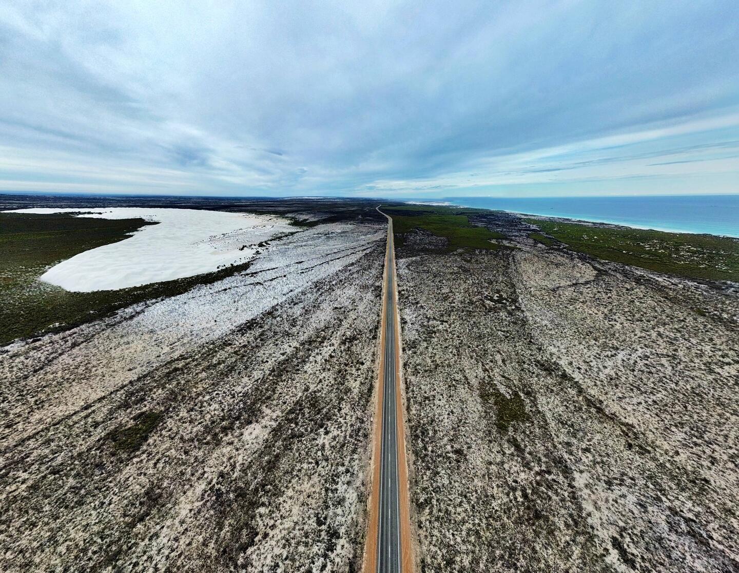 Rechts das Meer und links einfach mal eine kleine Wüste inmitten verbrannter Buschlandschaft