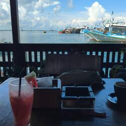 Warten am Hafen