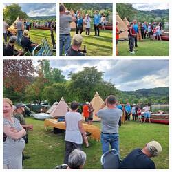 Brettchen und Pokal werden verteilt