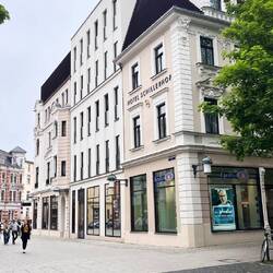 Aus alt mach neu - mühevoll restauriertes und neu erbautes Haus Schillerstraße 13-15