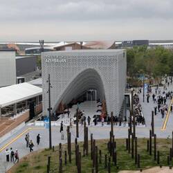 Le pavillon de l'Azerbaïdjan de loin
