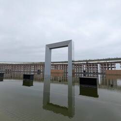 Le torii moderne sur l'eau