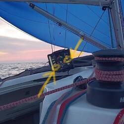 abends kommt ⛵BUTTERFLY noch so richtig cool ins Surfen: Hier 129 % Polar bei 8,5kn SOG