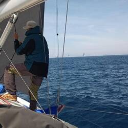Für den Vorwindkurs wird der Gennaker "Big Blue" vorbereitet