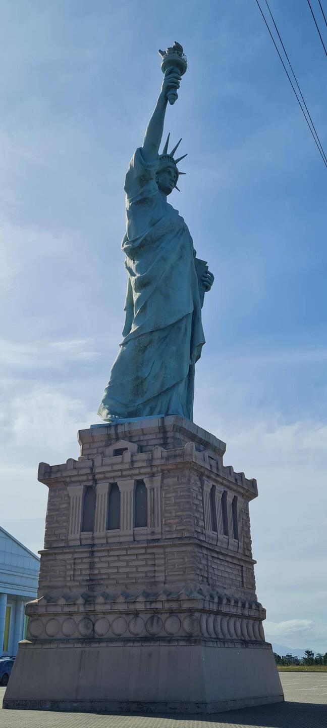Diese Statue gab es wohl einmal billig im Baumarkt ... sie steht in vielen Städten.