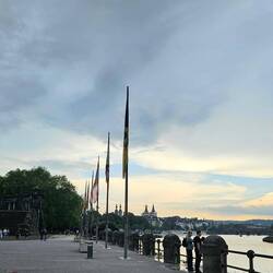 Ein Gewitterschauer am Deutschen Eck kann zwei Norddeutsche nicht erschrecken