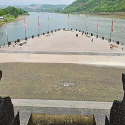 Na da scheint die Abendsonne doch schon wieder - links auf die Mosel und rechts auf den Rhein