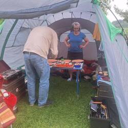 Die Pizzen werden vorbereitet