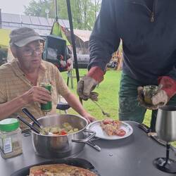 Winni hilft uns beim Pizzaessen