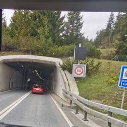 Am Gotthard stönd's 10km... do lauft's🚗🛻🚚🚐🚌