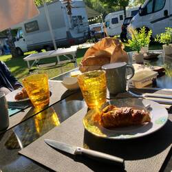 Zmörgele mit Brioche con marmelata