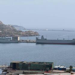 Ein paar Marineschiffe.