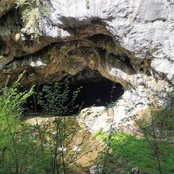 Der Eingang zur Höhle Bolii