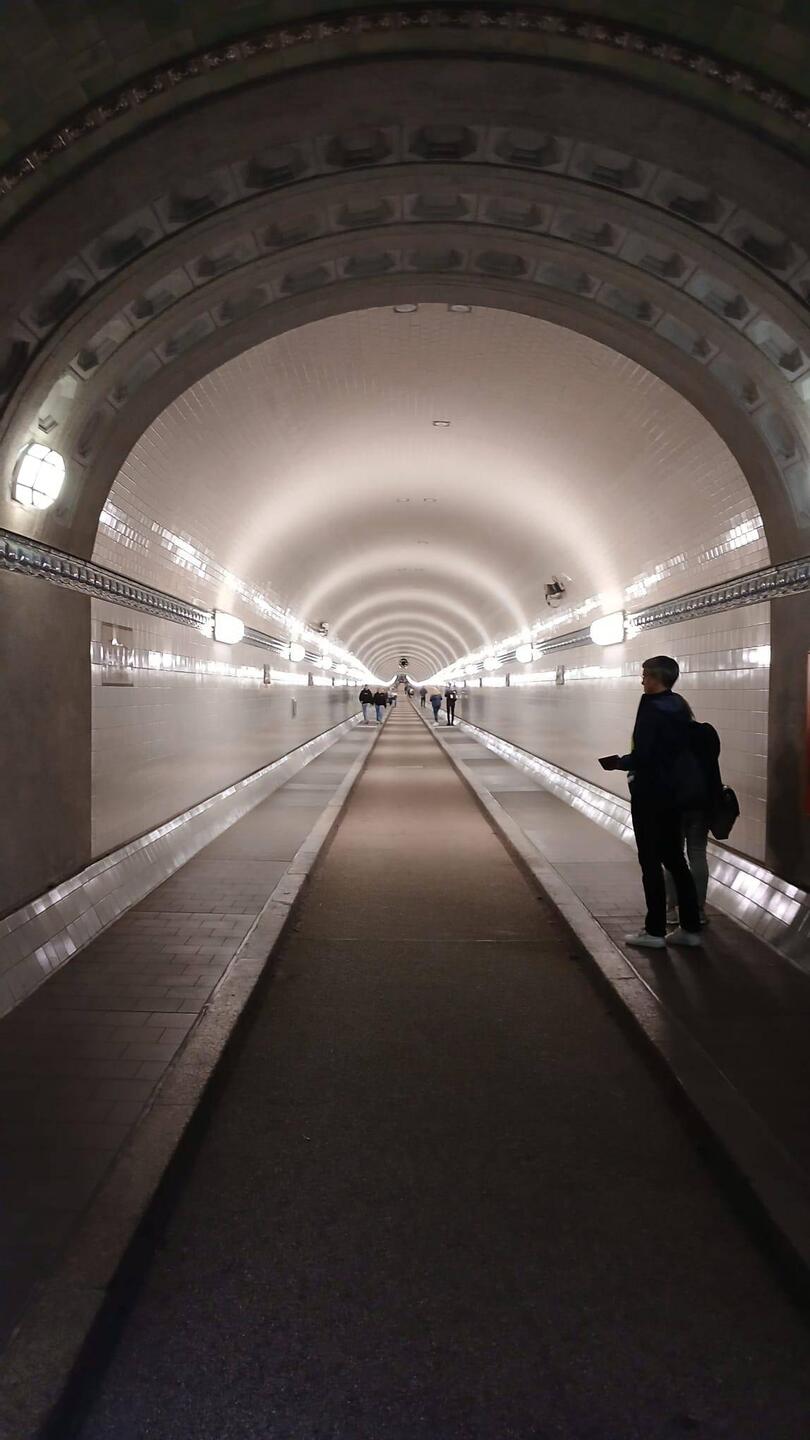 Der Elbtunnel geht immer mag die leuchtenden Farben