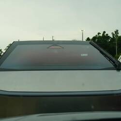 ... das ist echt ne Kiste!? Parkte direkt vor unserem kleinen Auto - wie aus einer anderen Welt eben