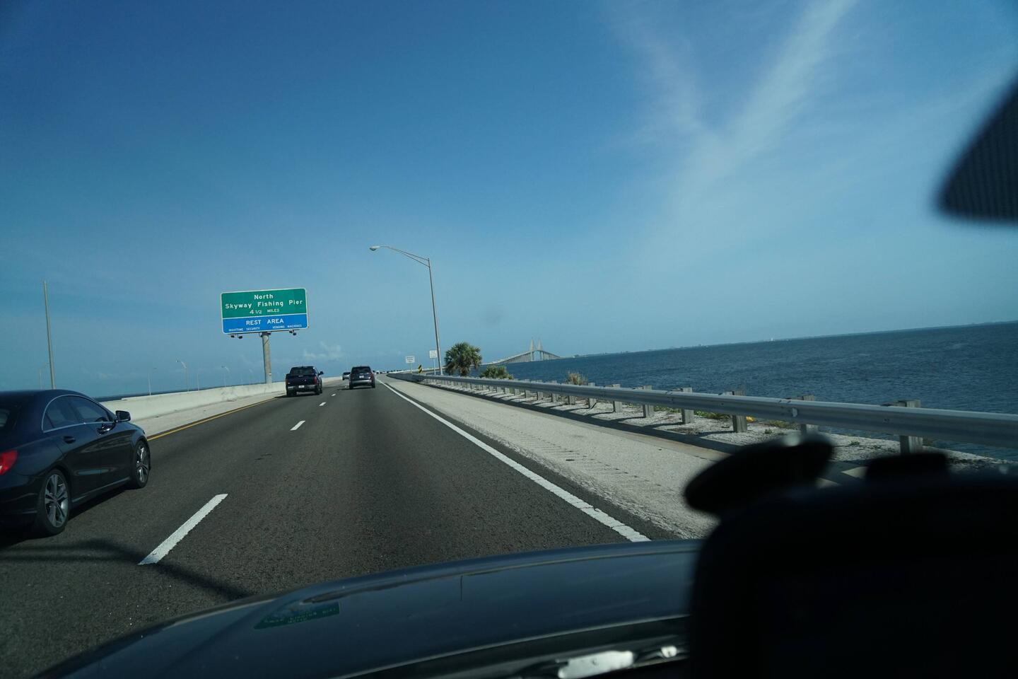 Blick auf die unglaubliche Brücke nach Fort Myers bei der Abfahrt von Sanibel Island