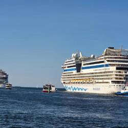 AIDAmar hinter der Diva