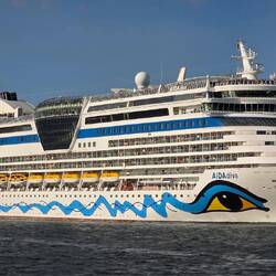 Unser Weltreiseschiff kommt in Warnemünde an