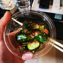 kleine Supermärkte die ausnahmslos 24/7 aufhaben und super Katerfrühstück anbieten