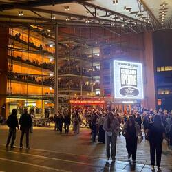 Veranstaltung am Abend. Erste Runde ist durch, jetzt sind wir dran