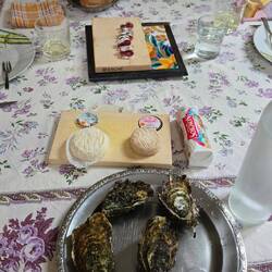 Mittag bei Jaqueline mit Austern, Ziegenkäse, spanischer Mettwurst und Wein