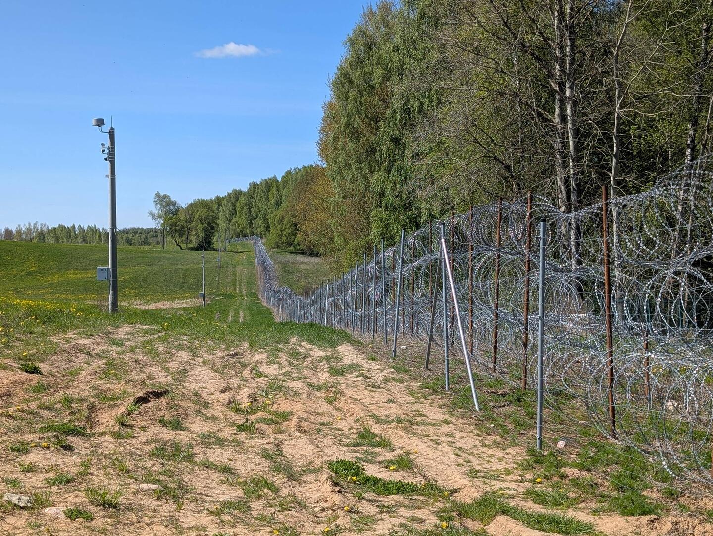 Dieser Zaun erstreckt sich über die komplette Landesgrenze