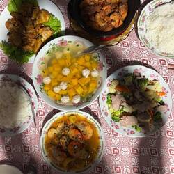 Délicieux repas, poulet à la saumure de poisson, poisson au caramel, gambas aux fruits de la passion