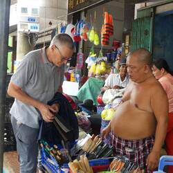 Négociation avec un coutelier impressionnant