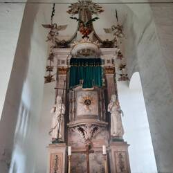 Ostramondra. Kanzelaltar.