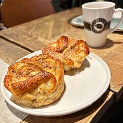 Svenska Fika med Kardemumma Bullar.