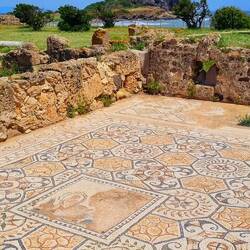 Nora fondée au 8 ème siècle av. J.-C. a été un important port commercial pour les Phéniciens.