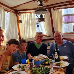Autour d'un bon repas en compagnie du Papa de Mathieu et Catherine.