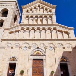 La cathédrale Santa Maria, du 12-13e siècle, fut construite par les Pisans.