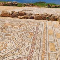 Le site archéologique de Nora est réputé pour ses vestiges bien préservés de l'époque romaine.