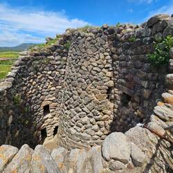 Un nuraghe est une construction préhistorique du XV e siècle av. J.-C. constituée d'une tour .