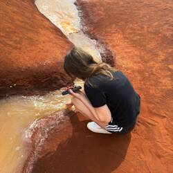 Wasserlauf durch Waimeas eisenhaltige rote Erde