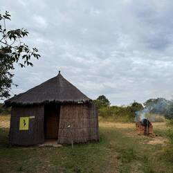 ...so sieht eine gängige Toilette-/Dusche aus. In der Tonne rechts wird Heißwasser hergestellt...
