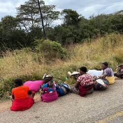 Bushaltestelle in Sambia... ...kein Schild, kein Fahrplan aber er kommt... ...bestimmt!