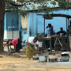 ...sambianischer Fast Food am Straßenrand...
