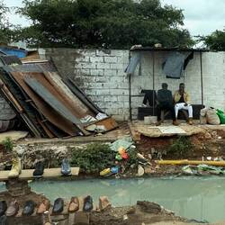 ...die lokalen Schuhhändler... ...das Design der Geschäftsräume ist recht eigenwillig...