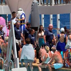 Freiwillige treten zur Taufe an