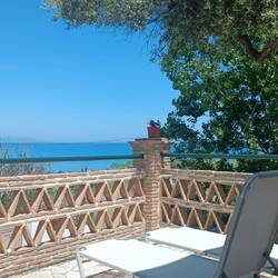 Die Sonnenliegen stehen schon bereit.