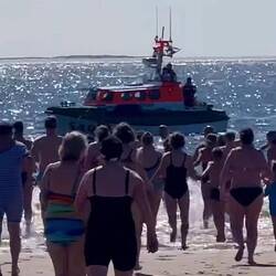 Das Beiboot kam zum Strand