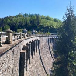 Staumauer der Talsperre Neustadt