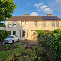 Hier wohne ich, ist das Zimmer links unter dem Kamin