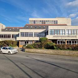 die Schule direkt am Meer